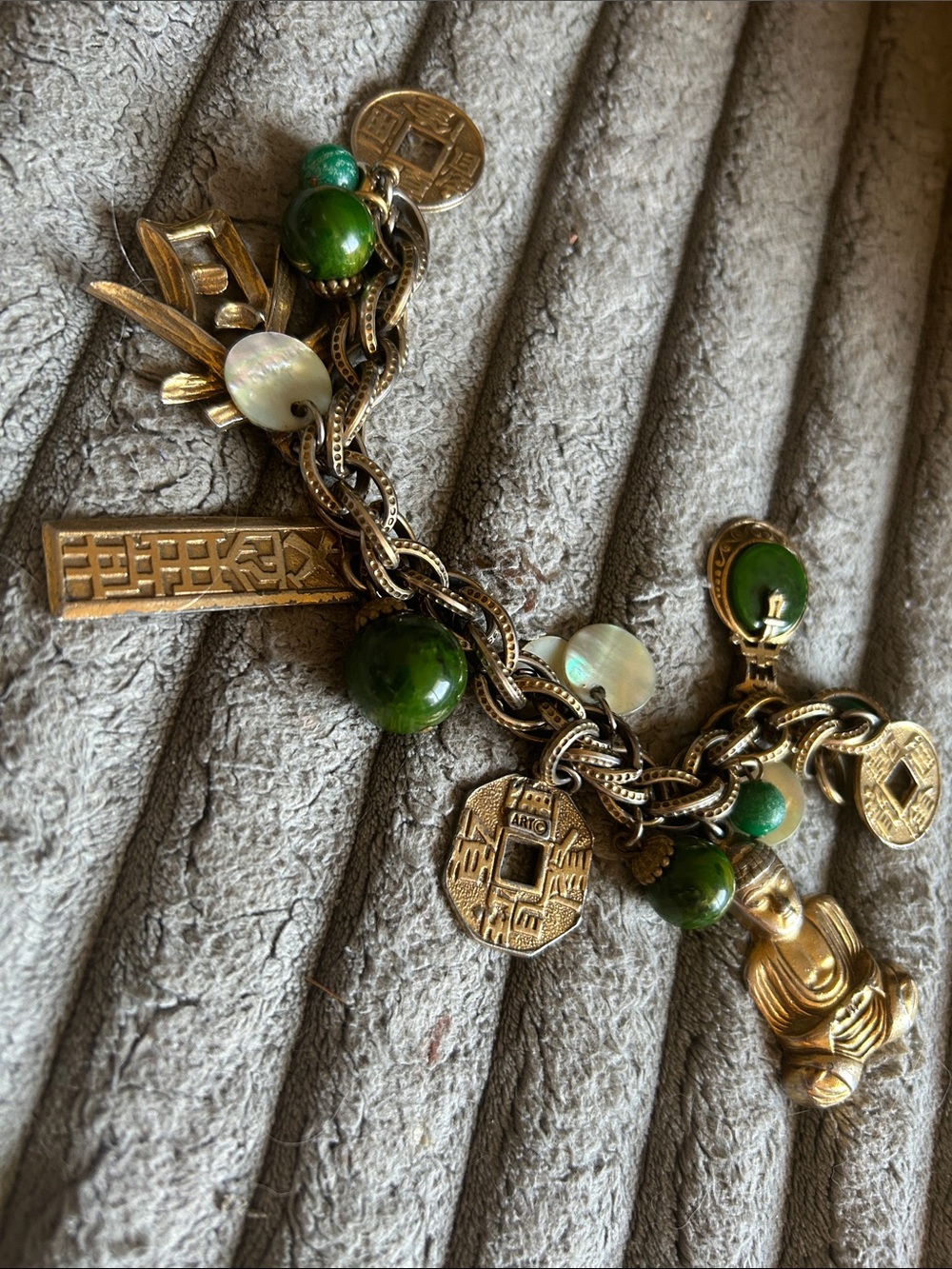 Vintage Signed ART Charm Bracelet Gold Tone Green Lucite Asian Chunky Faux Jade - Picture 4 of 10
